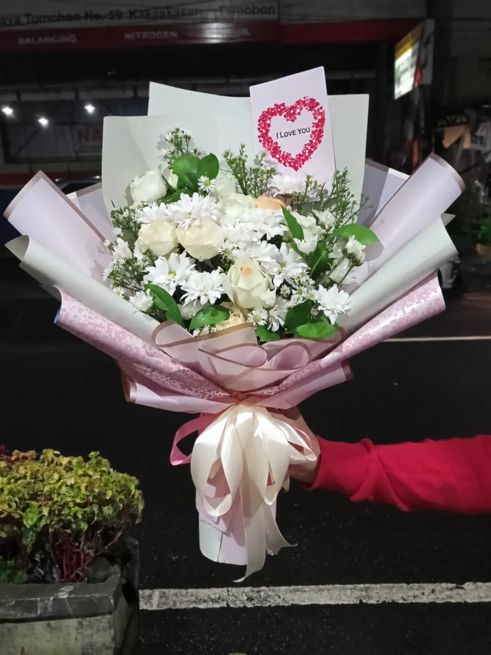 Buket Mawar Putih Pembungkus Pink