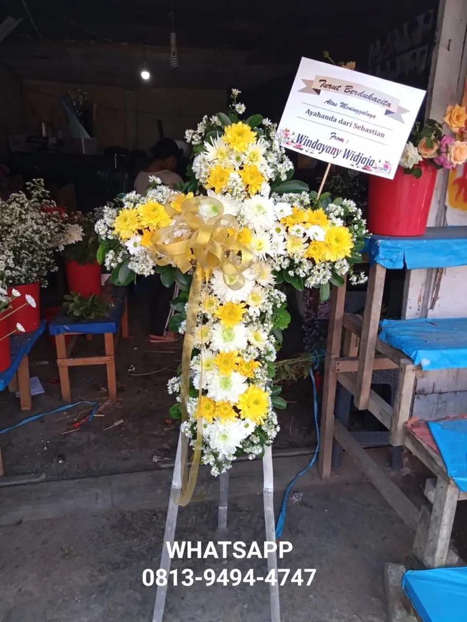 Krans Salib Kuning Putih