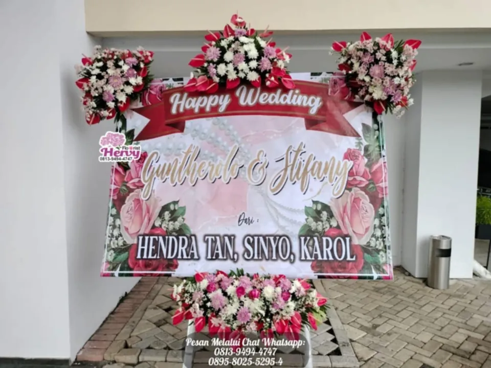 Papan Pernikahan Mawar Pink Empat Rangkaian