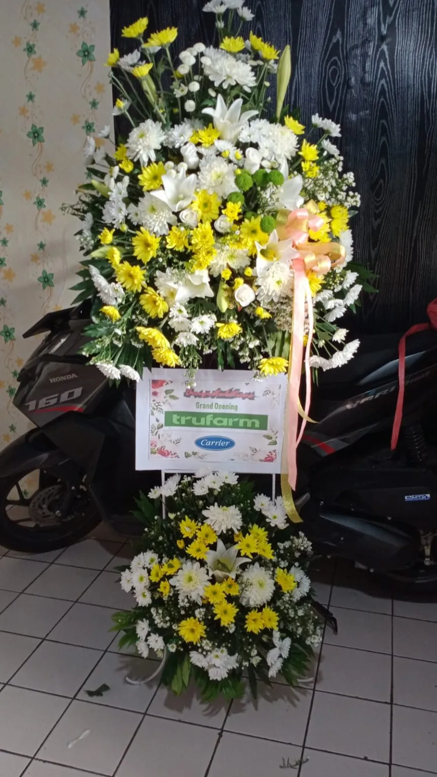 Standing Flower Kuning Putih Bertingkat