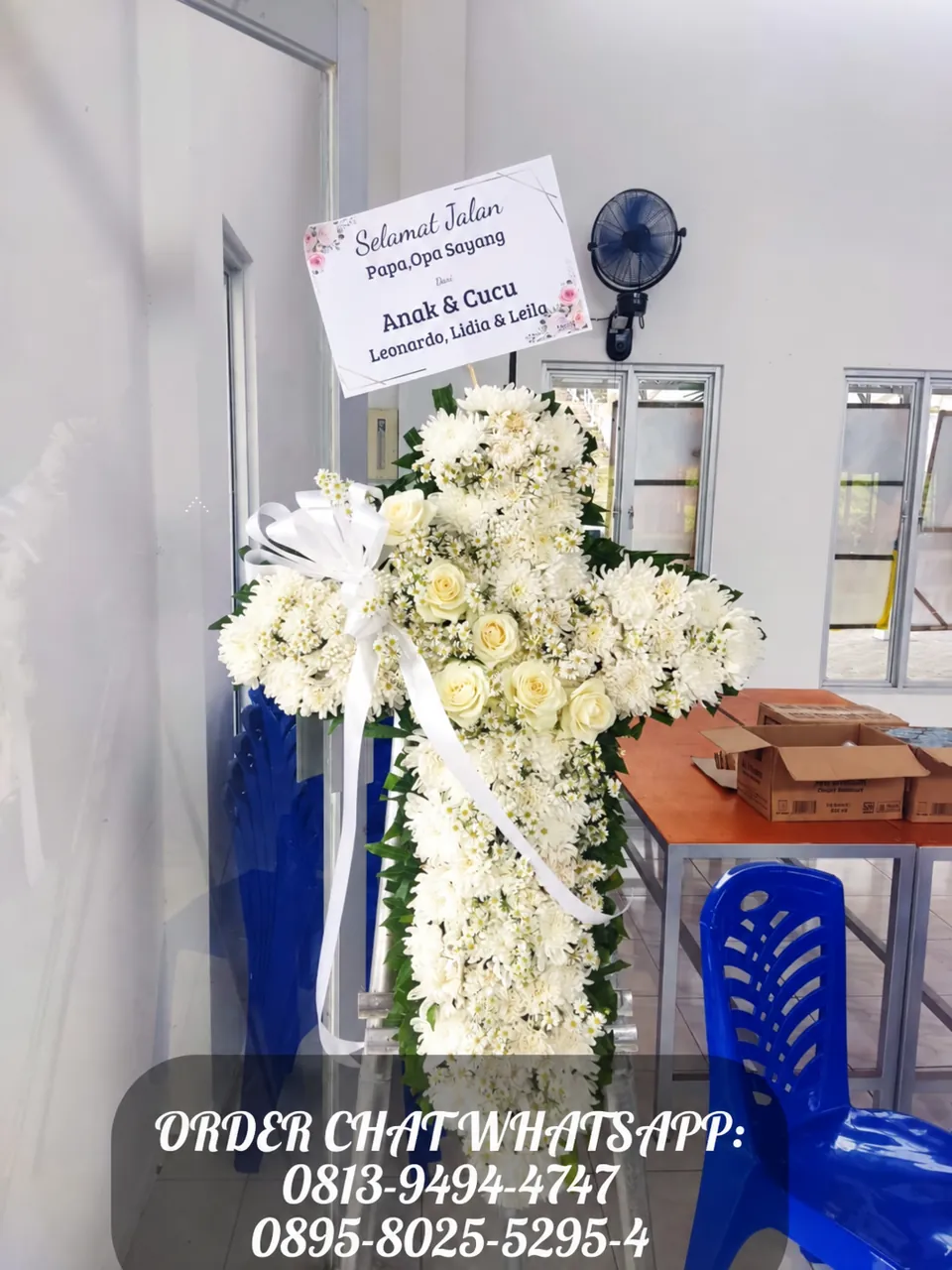 Standing Flower Salib Putih Mawar Pita Putih